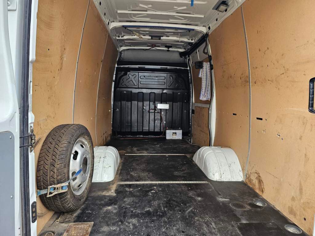 Fahrzeugabbildung Iveco 35C13 Kasten hoch&lang, zwillingsbereift, AHK