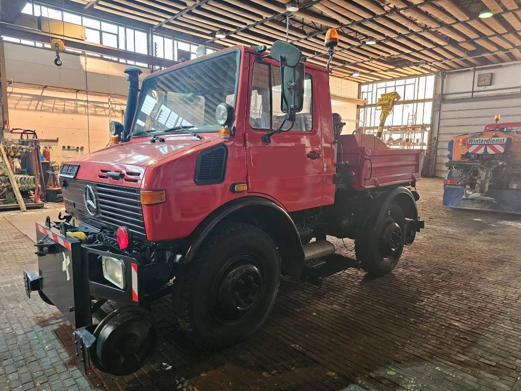 Fahrzeugabbildung Unimog 427/10 4x4 2 Wege, 400 Tonnen Zuglast