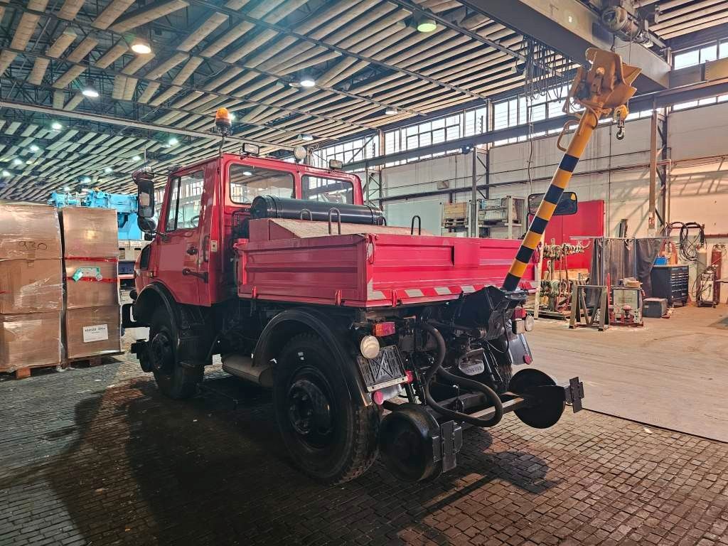 Fahrzeugabbildung Unimog 427/10 4x4 2 Wege, 400 Tonnen Zuglast