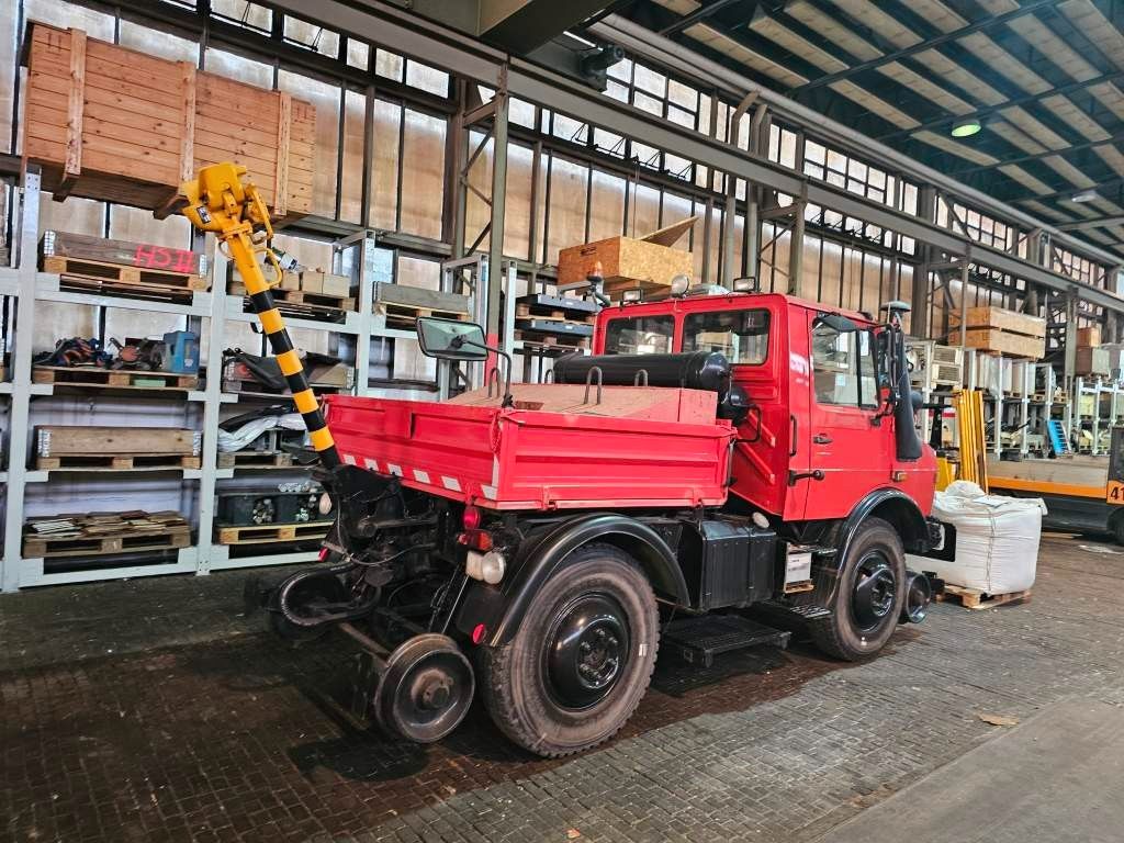 Fahrzeugabbildung Unimog 427/10 4x4 2 Wege, 400 Tonnen Zuglast