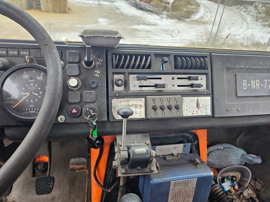 Fahrzeugabbildung Unimog 1600/ 427/12, Bahnzugmaschine- 2 Wege -