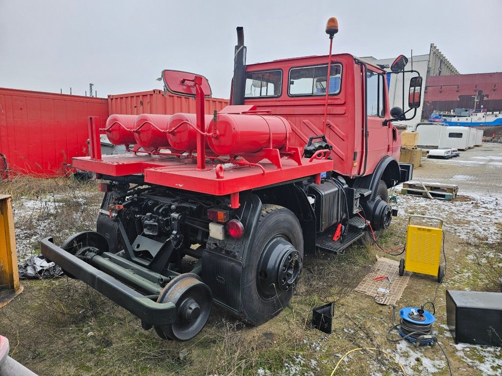 Fahrzeugabbildung Unimog 1600/ 427/12, Bahnzugmaschine- 2 Wege -